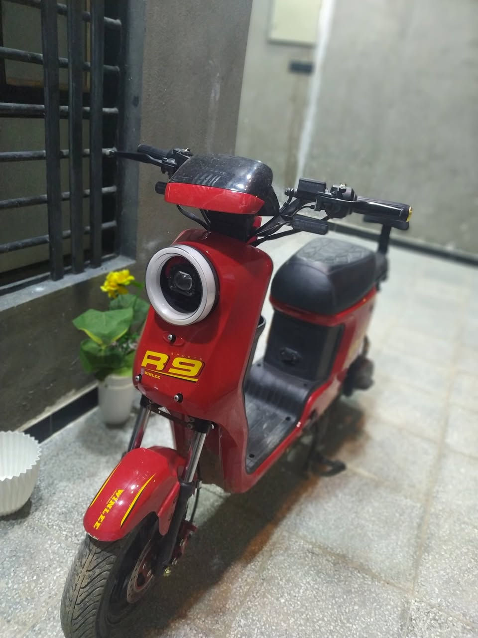 سلام عليكم  عندي دراجة ار 9 كهربائية   ولدراجة ٨باتريات وعقل رياضي لون ازرك ولدراجة ستة نمرة  ومعمل الدراجة من ولي هاي شركة يابانية ودراجة بيهة مواصفات حلوة ومديل 2026 وعني الدراجة واحد على  واحد خير من لله  الدراجة  وبيهة بلوتوث وبيهة مثبت سرعة ودبل الكدام دهن ولورة غاز يعني اطب بطسة ماتحس بيهة  وبيهة لايت عال ناصي وبيهة دبل اشاير  والملف مال الدراجة 3500واط يعني طيارة وسرعة 100 ودراجة مراوس بدراجة فراشة او ماكس عدلة او كامكو واذا الدراجة نضيفة انطي فرق وكون شرط المكينة والكفرات وهذا رقمي ***********. ومكاني النجف
