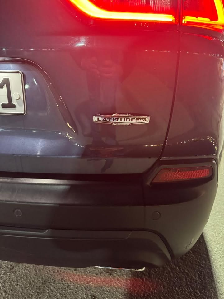 للبيع  - Jeep Cherokee بزون امريكي
2021 
محرك 3.2 L 
6v سلندر
Latitude Lux
لون : نيلي 
الرقم : اربيل جديد
الحادث : 
جاملخ سايق امامي وربع بنيد بأمريكا
جاملخ الصدر انشخط وانصبغ بالعراق
المواصفات : 
مواصفات فول عدى الفتحة 
تحكمات ستيرن 
تحكمات كشن كهرباء سايق وصدر 
تدفئة ستيرن
تدفئة كشن سايق - صدر 
تبريد امامي وخلفي
تبريد 8 درجات
4 وضعيات قياده ( اوتو ، سبورت ، رمال ، جليد ) 
4x4 دفع رباعي 
كير 9 نمر
صندوك كهرباء 
بصمه تشغيل عن بعد 
لايتات زنون امامي بلادي 
اناره LED نهاري - ليلي 
رادار امامي مانع تصادم
رادار خلفي اوتو ستوب وكامره خلفيه
رادار جوانب بالمري 
هيتر مانع ضباب مري وامام وخلف
دواخل لون واحد اسود 
محرك - كير مكفول 
سيارة مرتبه وماعايزه شي ابد 

السعر : 15,500$
مكانها النجف.

***********
***********
