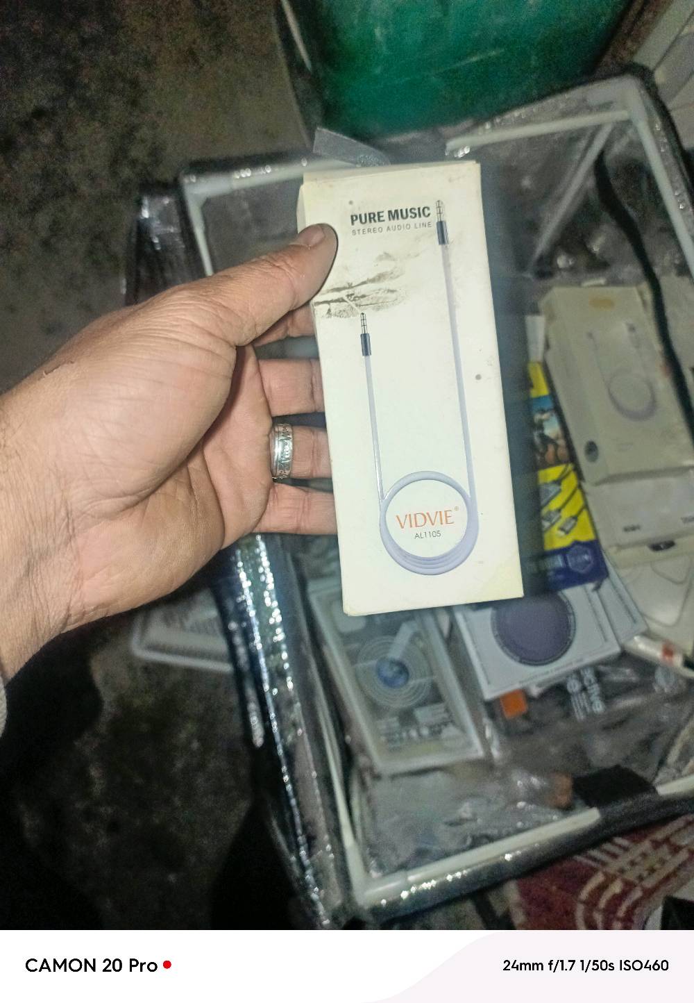 حافظات كمية وكيبلات وشواحن مال أيفون وكراتين فارغة مال أيفونات 
بيع شلع أو قطع أقل بيع 50قطعه وفوگ
العنوان الشعب سبع قصور 