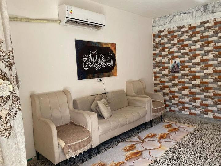 - الموقع: الأمين الثانية.
- المساحة: 175 متر.
- نوع السند: سكنية ورقية (مسجلة في البلدية).
- الواجهة: 6 متر.
- النزال: 29 متر.
- البناء: طابوق جمهوري مسلح.

تتكون الدار من:

- استقبال.
- صالة.
- مطبخ.
- غرفة نوم في الطابق الأرضي.
- غرفة نوم في الطابق الأول.
- حمام داخلي.
- حمام خارجي.
- درج وسطح.

✅ الدار فارغة وجاهزة للسكن مباشرة.

💰 السعر خاص بالاتصال.

📞 ***********

للجادين فقط.
