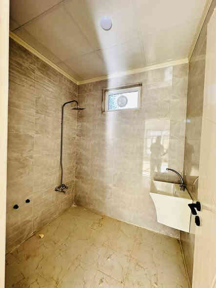 🔴 للأيجار بيت في حي الصديق قرب جامع الطيار مجمع انوار الحدباء السكني 
مساحة البيت 250 متر بناء حديث  يتكون من 6 غرف نوم مع استقبال مطبخ وطعام وهول وصحيات بلطابقين 
🛑بدل الايجار 800 ألف 
للاستفسار 
#مكتب_مملكة_الخير_للعقارات 

عنوان المكتب سايدين البحرين قرب قاعة الفخامة للاعراس 

***********

‭***********
