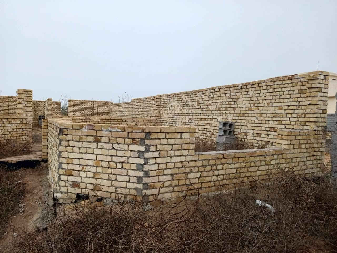 بيت حي العدل هيكل مساحه ٢٥٠م يتكون من مضيف غرفتين نوم وهول مطبخ وحمام وصحيات بناء طابوق مع 500بلوكه *********** مراجعه مكتب المسعودي سعر بيع 35
