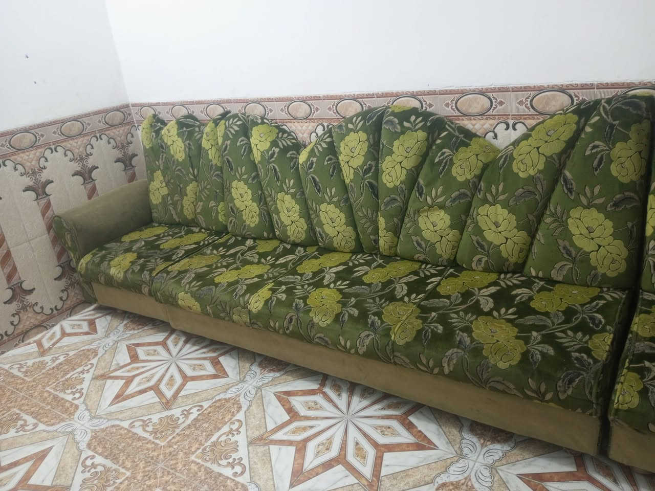 ديوان و4 كراسي للبيع نضيفات كلش سعرهن ب120 كلهن اتصال هاتفي ***********
