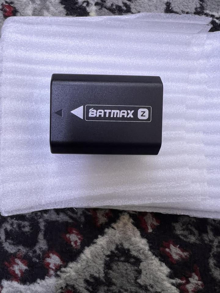 السلام عليكم 
بطاريات كامره +الشواحن 
العدد 8بطاريات 4شواحن 
الي يفيده ينطي سعر وبل عافية عليكم 
تواصل على الرقم ***********
