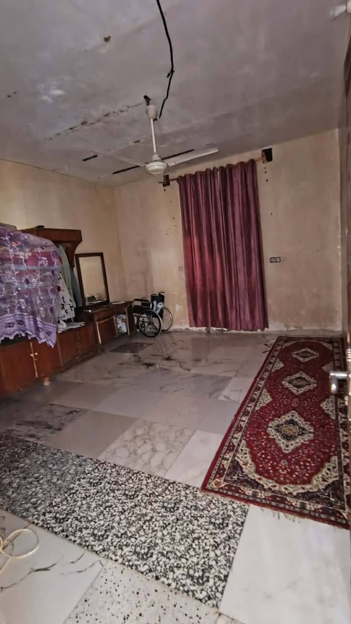 دار لبيع مساحه 210 حي الحكيم بشارع السكن قرب مجسر الحولي 
بناء بلوك يتكون من غرفتين وهول عكاده واستقبال ومطبخ سندويج.   طابو زراعي 25 ومرقم من بلديه 
للاستفسار ***********
السعر 25وقابل لتفاوض
