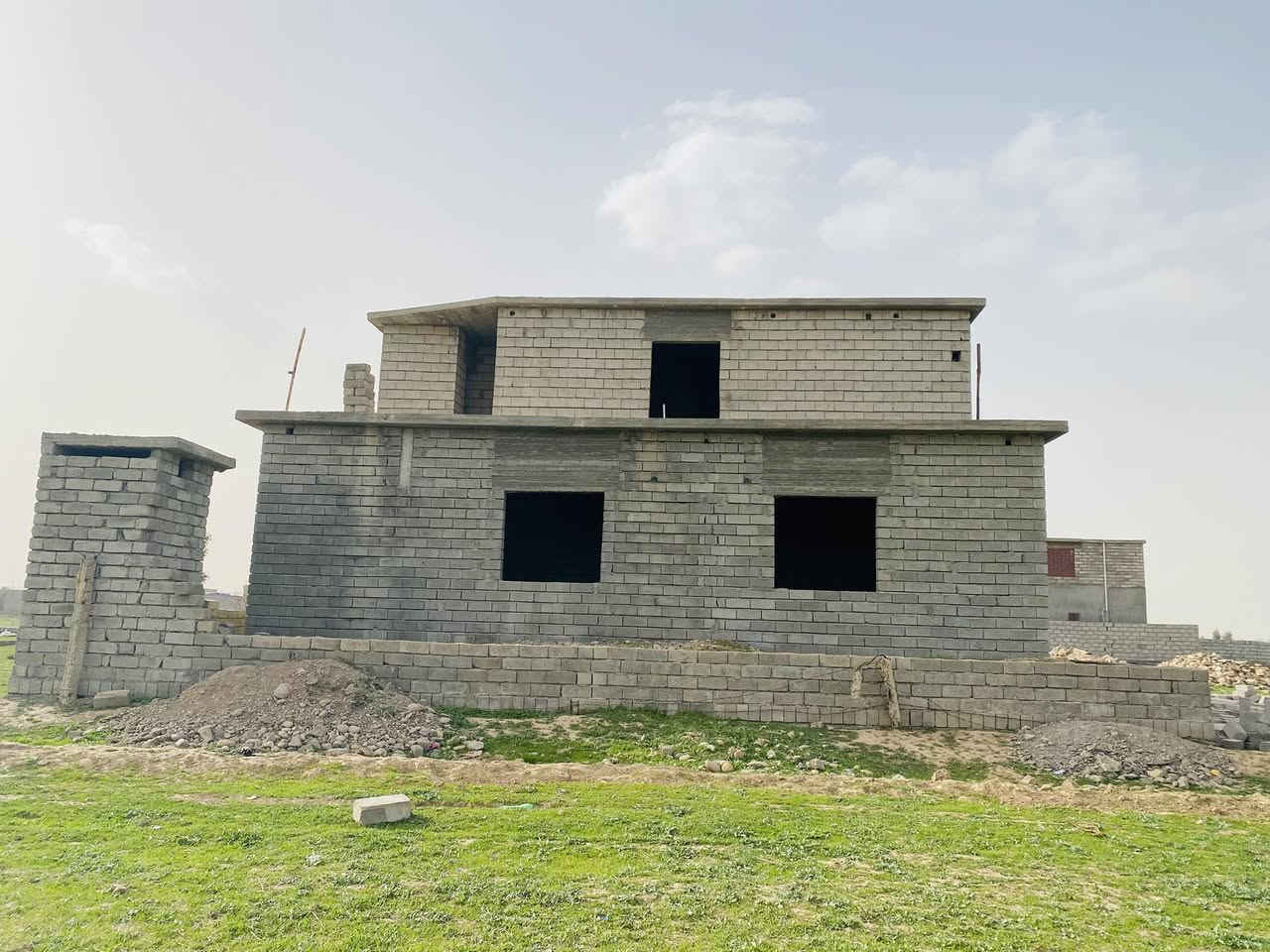 السلام عليكم بيت للبيع المكان القيارة الحاوي الصايلة قرب بستان الطعمه ومشروع تل عبطة

مساحة الأرض الكلي ٦٠٠ متر /مساحه البناء الطابق الأول ٢٤٠ متر /الطابق الثاني ١٤٠ متر /البيت متكون من الطابقين الأول غرفتين وحده منهن بيها حمام وهول موزع وحمام ومطبخ+حراري +مخزن للمونه  وهول كعده وربعه ورا البيت صحيات ///عندك الطابق الثاني هول موزع وغرفتين وحمام  وصحيات خارجيه //ملاحظه البيت بيه بواري تئسيس كهربائي بل صب 

اتصل ***********
