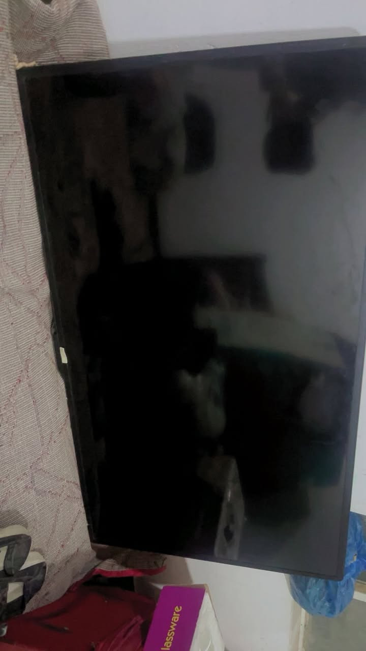 سلام عليكم شاشة حجم 43 تشتغل وشاشة حجم 55 عطلانة للبيع ثنينهن تواصل *********** مكان نجف

