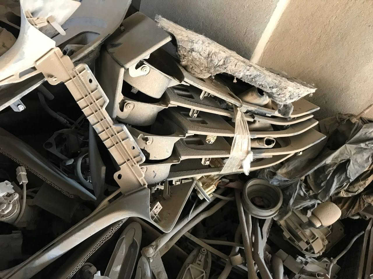 سلام عليكم لبيع غراض لاندكروزر من موديل 1998_2007 كلشي موجود وهذا رقمي *********** مكاني بغداد مقابيل مستشفي جمله العصبيه يم وزارة الداخلية
