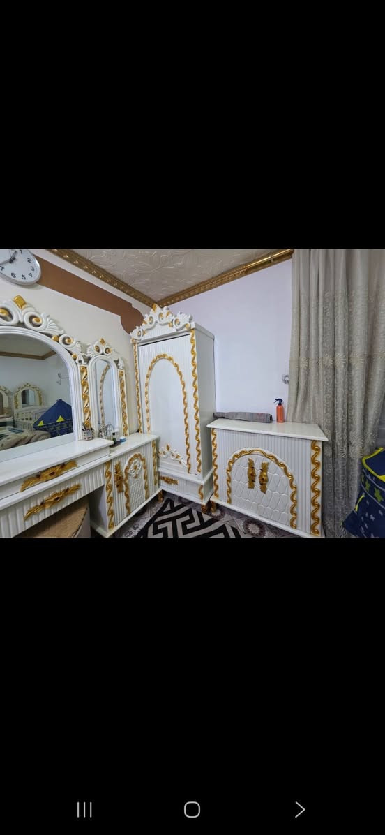 السلام عليكم
عندي غرفة اخشاب نجارة وحجمه جبير  بعده جديده اريد ابيعه ماخذه ب 3 وبيها مجال 
***********
