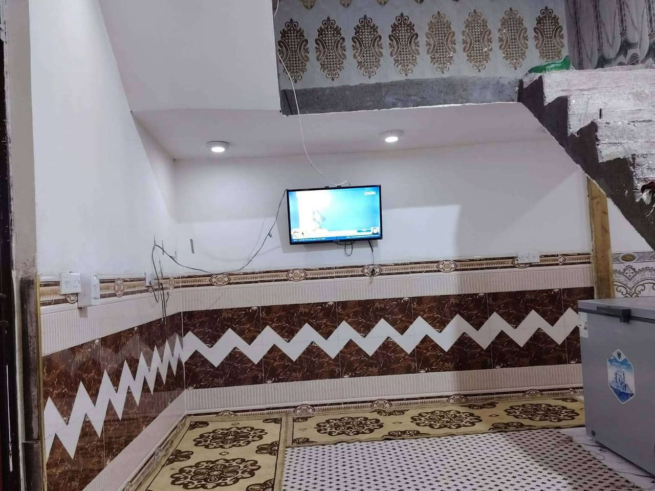 مساحة البيت 150 متر

غرفتين نوم وصاله ومطبخ واستقبال وصحيات داخلية وخارجية

البيت مرتب وجديد

للاستفسار الاتصال على ***********

***********
