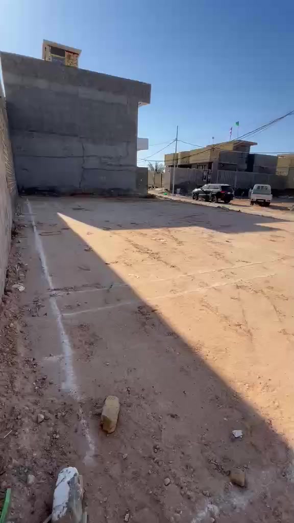 السلام عليكم عندي قطعه ارض للبيع المساحه الكليه 200 متر طابو زراعي سند 25 تحويل مباشر باسم المشتري متوفره كل الخدمات بكرلي شارع الغسل السعر 55 وبي مجال الاستفسار مراجعه مكتب عقارات الحسام اتصل على رقم الهاتف ***********+*********** اخوكم ابو مومل
