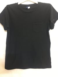 ماركه عالميه  من --- H&M تيشرت اصليه  سواد فحم  خامه قطن ليكرا  نظافه ...