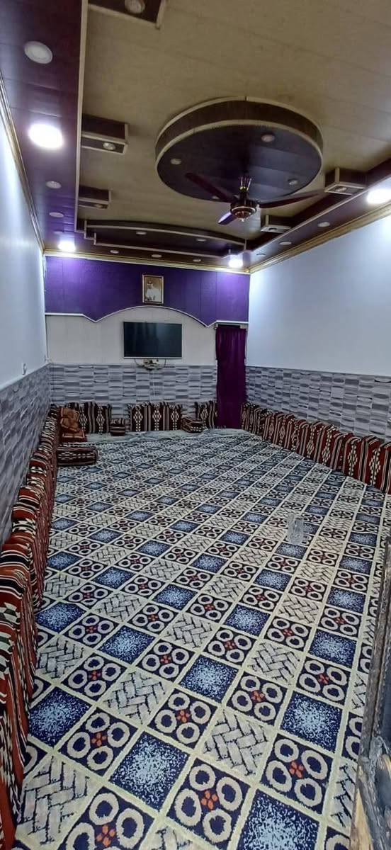 بيت  طابقين مساحه200 واقع حال(220) على شارع 30 مقابيله خدمات(ساحة فارغه) الجيران حلوين وهادئين الطابق الارضي يحتوي على
غرفتين 4×5
صاله.     8×5 
مطبخ.   4×6
ديوانية 7.5×4
بالاضافه الى صحيات خارجيه وداخليه وطارمه واسعه تشيل سيارة ونص والطابق الثاني يحتوي على غرفتين كبار وصاله وحمام
موقع حي الشرطه 74 مقابيل الطاك  يبعد عن شارع القائد 300 متر
البيت رقم بلدية بيه معامله سعره 153 وبيه مجال
تواصل***********
