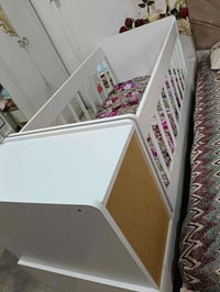 من الخاص سرير طفل هزاز مع ملحقاته جرارات و بوفيه معروض ب210 اللي يريده...