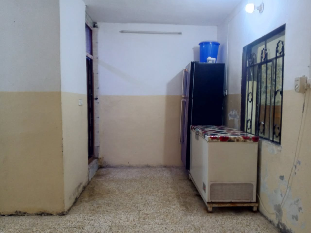 بيت  للبيع – مساحة راقية وتصميم عائلي متكامل! ✨
​🏠 المساحة: 150 متر مربع
📍 الموقع: [الموصل.المنصور.مقابل جامع الحق]
​🔻 تفاصيل البيت:
​الطابق الأرضي:
​استقبال واسع للاستضافة.
​غرفتان نوم بمساحات ممتازة.
​هول (صالة) داخلي واسع.
​حمامات ومغاسل متكاملة.
​الطابق الثاني:
​4 غرف نوم واسعة (حجم  غرفة 4×4 ).
​هول (صالة) داخلي.
​حمامات ومغاسل متكاملة.
​💎 مميزات البيت 
​الطابق الثاني:
​4 غرف نوم واسعة (حجم كل غرفة 4×4 م²).
​هول (صالة) داخلي.
​حمامات ومغاسل متكاملة.
​💎 مميزات البيت:
​تقسيم ممتاز يستغل كامل المساحة.
​يناسب العوائل الكبيرة (6 غرف نوم إجمالاً).
​📞 للتواصل والاستفسار:
​رقم الهاتف / واتساب: ‏‪***********)
​السعر: [115.وبي مجال): عند الاتصال

