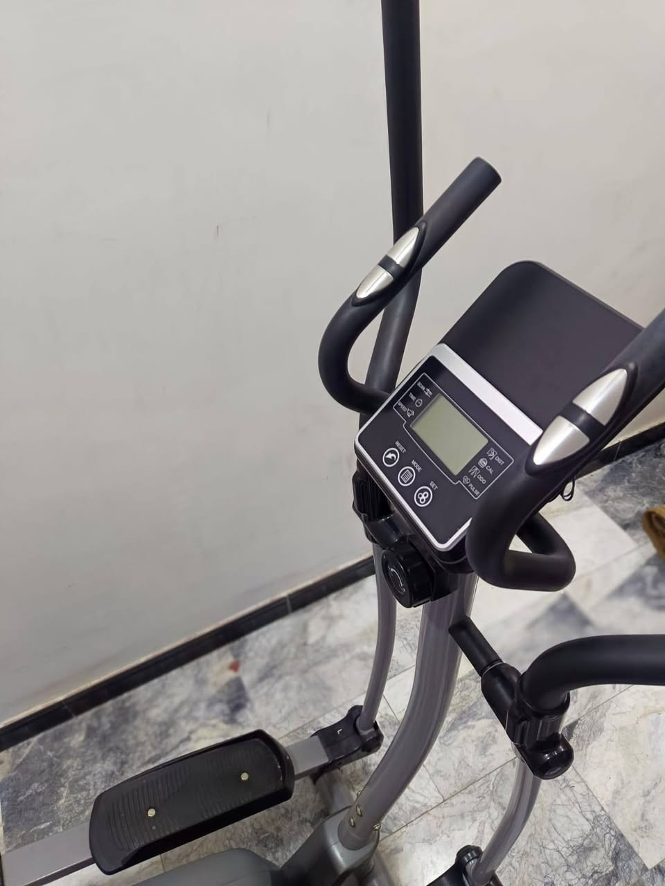 جهاز أوربتراك / إليبتكال (Elliptical Trainer)
هو جهاز كارديو يجمع بين المشي + الجري + صعود الدرج بدون ضغط قوي على المفاصل.
المواصفات الظاهرة من الصورة (تقريبية):
النوع: إليبتكال منزلي
نظام المقاومة: مغناطيسي (هادئ ومناسب للغرفة)
شاشة عرض رقمية:
الوقت
السرعة
المسافة
السعرات الحرارية
نبض القلب (إن وُجد حساس في المقابض)
مقابض متحركة وثابتة لتمرين الجزء العلوي والسفلي
دواسات واسعة مانعة للانزلاق
مقعد قابل للتعديل (ميزة غير موجودة في كل أجهزة الإليبتكال)
مناسب للمساحات الصغيرة مثل غرفة النوم
تشغيل صامت نسبيًا
تحمل وزن المستخدم: غالبًا بين 100 – 130 كغم (حسب الموديل)
فوائده:
حرق دهون
تقوية القلب
شد الجسم كامل
مناسب للركبة والمفاصل
ممتاز للاستخدام المنزلي اليومي

ملاحظه الجهاز جديد اشتريته قبل اسبوع بس ماكو واهس للرياضه وعرضته للبيع 
السعر 350الف
المكان بغداد
للأستفسار مراسله او اتصال واتساب ***********
