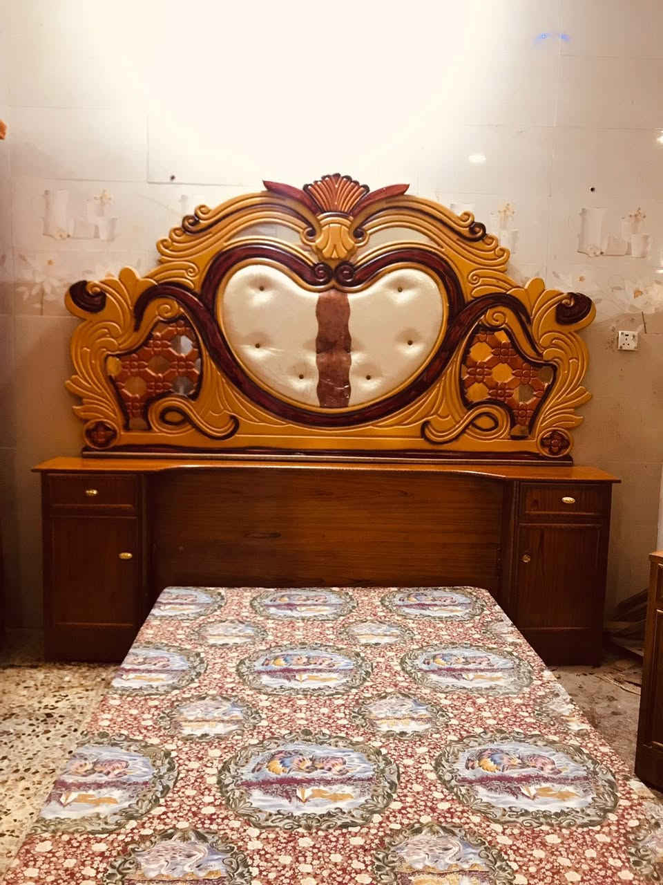 غرفة نوم عراقي مستعمل نضيف   (5) باب ضهر براغي زاوية كنتوريه سعر (500) العنوان بغداد مدينة الصدر نهايه شارع الاورفلي متواجد واتساب أكو خدمة توصيل 🚚 *********** اشتري غرفة نوم عراقي
