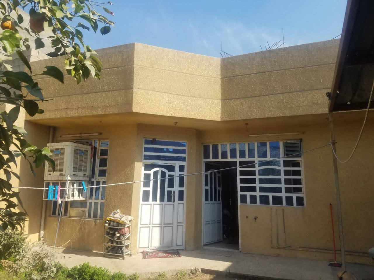 بيت 200 متر قاط ونص للبيع سند 25 وكاله بي بل جواهري بل نص سابع فرع عن الشارع العام يحتوي على غرفتين وحمام وبيتونه بل قاط الثاني والارضي غرفتين استقبال مطبخ وصحيات وصاله وبي حديقه  للاستفسار ***********

