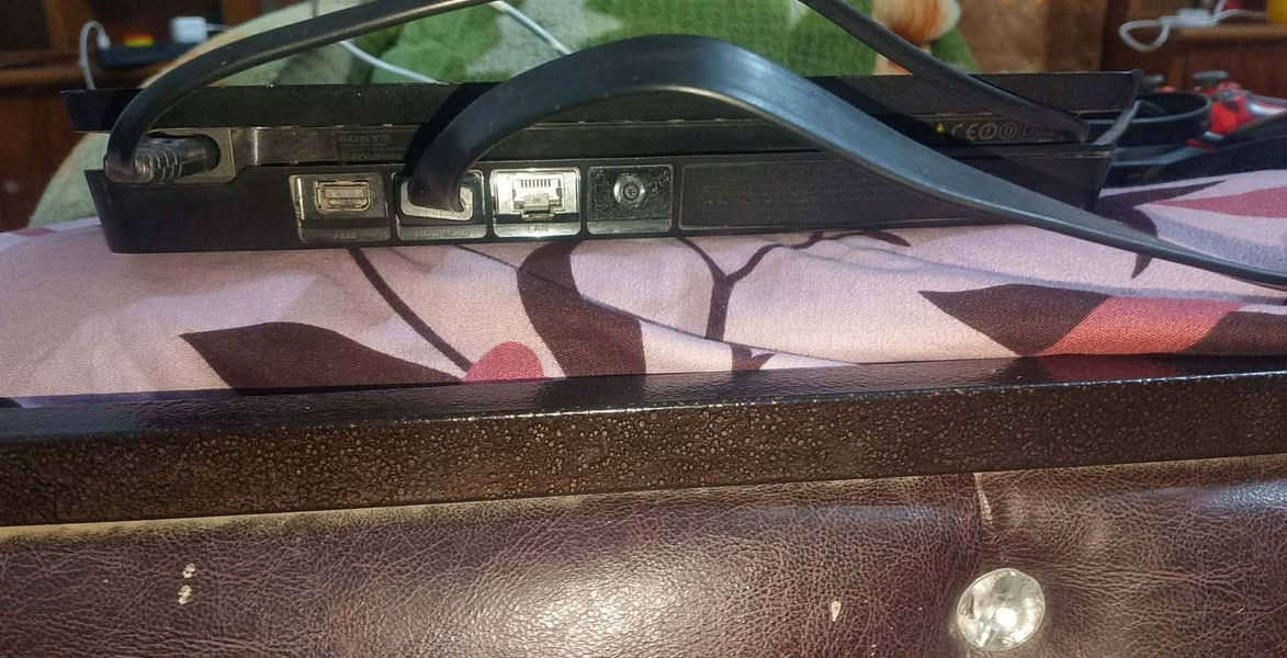 بلي 4 البيع مستخدم غراضه كامله كلهن *********** السعر 260 وبيه مجال
