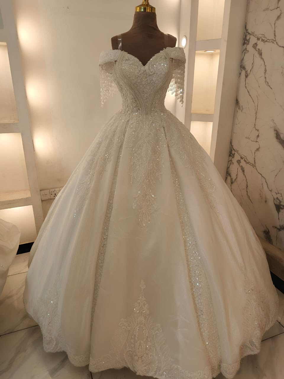 السلام عليكم بعد اذن صاحب الاكروب
عروض بدلات حنه وعرس مع صالون 
:عروض خاصة بمناسبة السنه الجديده
 بدلات حنه وعرس مع صالون حنه وعرس 350 اللف مع فستان هديه
 فقط بدلات حنه وعرس بدون صالون 200 اللف مع فستان هديه
 بدله عرس مع صالون 250 الف
 بس بدله عرس بدون صالون 150 مع فستان هديه
 بدله مهر مع صالون 150اللف
 بس بدله مهر بدون صالون 75 اللف
 زورنا سنتر عروس بيروت وصالون سحر العيون
: الدوره حي الصحه الشارع التجاري فوق عراق بركر مقابيل تخفيضات سنتر للاتصال على الرقم ***********
