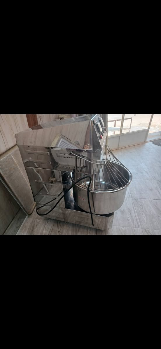 السلام عليكم عجانة للبيع ٣ فيز سعة ٢٥ كيلو صناعة صيني ***********
