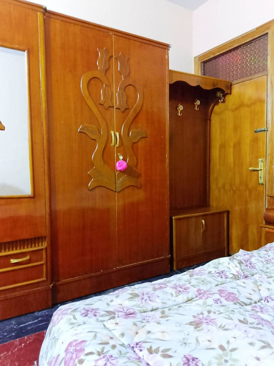 غرفه نوم 6بيبان تزكام مسكمه صاج وجهين داخل وخارج ثقيل وتكمه شغل نجار عراقي مال عماره والضهر جرجوبه شد براغي وكلش نضيفه الغرفه والسعر 450 شراي اتصل عالرقم *********** ميسان حي شهداء
