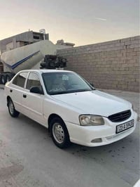 يةك بست بوياخ بارجةيةك لةكةل كةمي كارت گيرو مةكينة بةشةرت بيتاقةي بةنز...