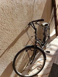 عندي بايسكل للبيع نضيف هذا رقمي 07715919226