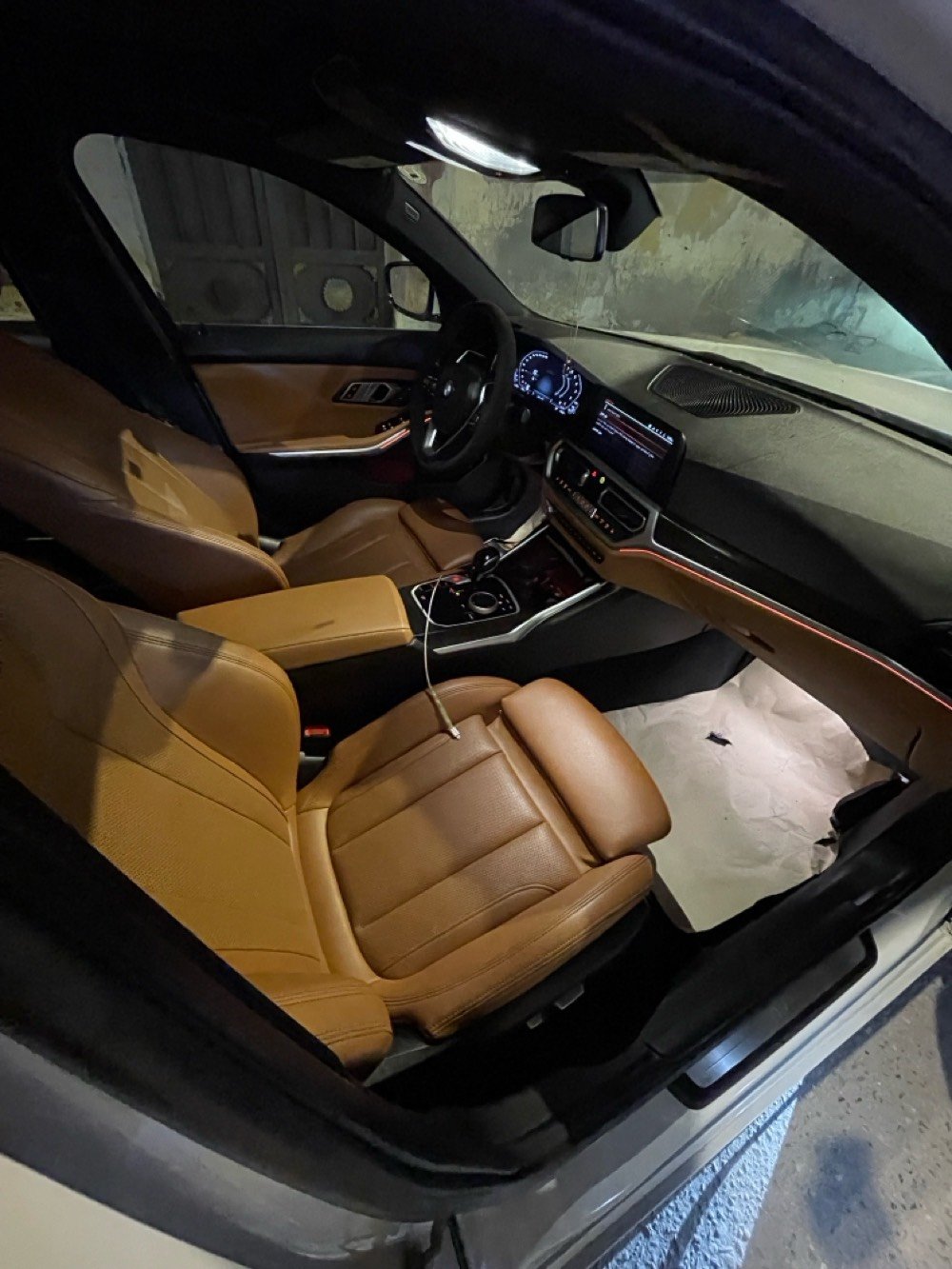 � الماركة / الموديل: BMW 330i
🔹 السنة: [22]
🔹 السعر المطلوب: [245] (قابل للتفاوض المعقول)
🔹 الممشى: [100,690 km] كم
🔹 نوع الوقود: بنزين
🔹 المحرك: 2.0 لتر تربو (أداء ممتاز واقتصاد جيد)
🔹 ناقل الحركة: أوتوماتيك
🔹 اللون الخارجي ابيض / الداخلي: [مشمشي]

✨ الحالة والمميزات:
✔️ السيارة بصيانة دورية منتظمة
✔️ حالة المحرك والجير ممتازة
✔️ بدون حوادث (أو اذكر إن كان هناك أي حادث بسيط)
✔️ جميع الخدمات والفحوصات متوفرة
✔️ [مثلاً: فتحة سقف / حساسات خلفية / كاميرا / شاشة / جلد / بلوتوث 
سيارة صفر مسج سياره رقم دهوك بسمي
الرقم ***********