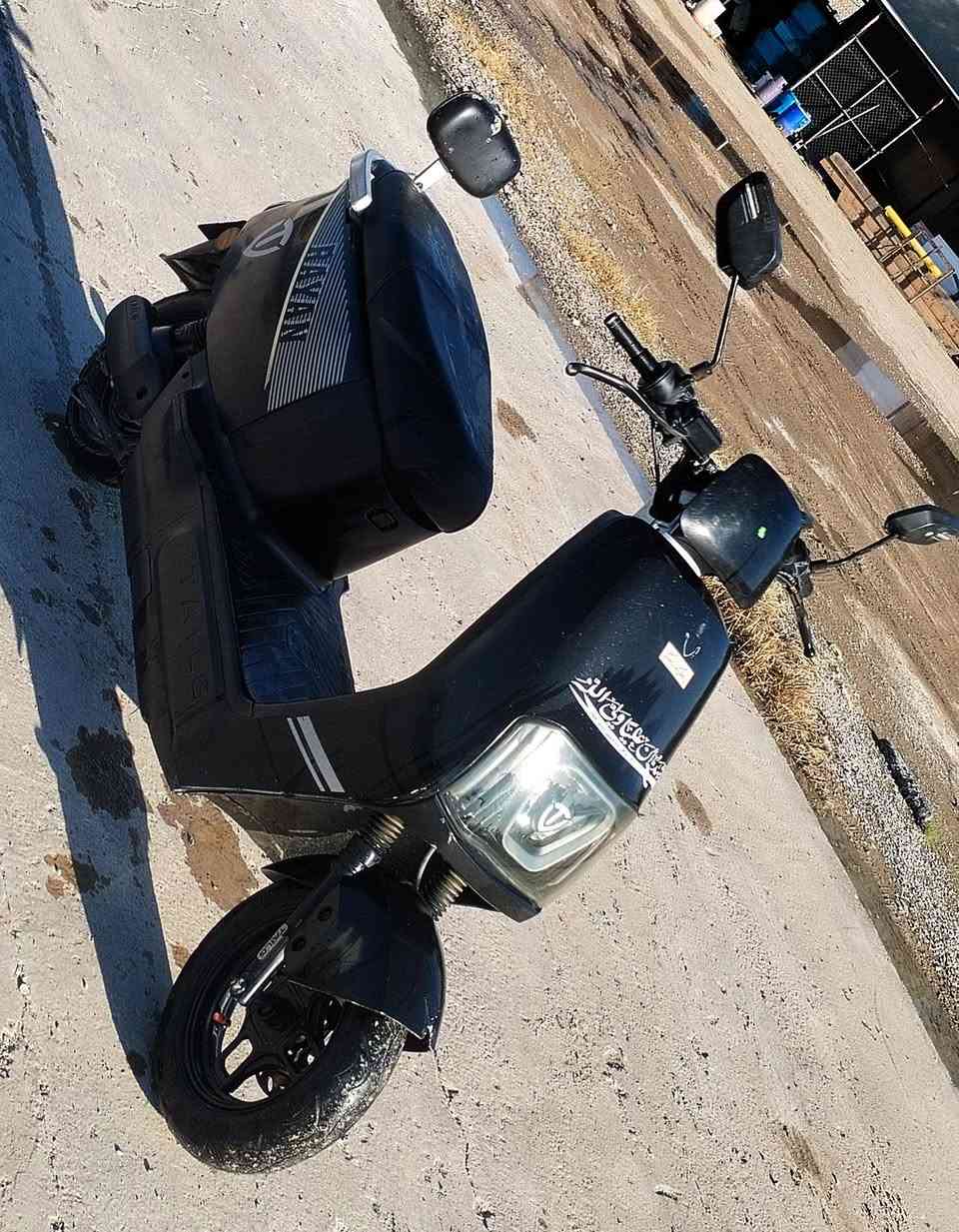 السلام عليكم دراجه شحن 🛵
شركه الريان 📄
كامله من كلشي مادخله صيانه ابد 
البطاريات 5🔋
مديل 2025
سرعه 50حقيقي 
سعر 650وبي مجال 
الاستفسار على رقم(***********)
