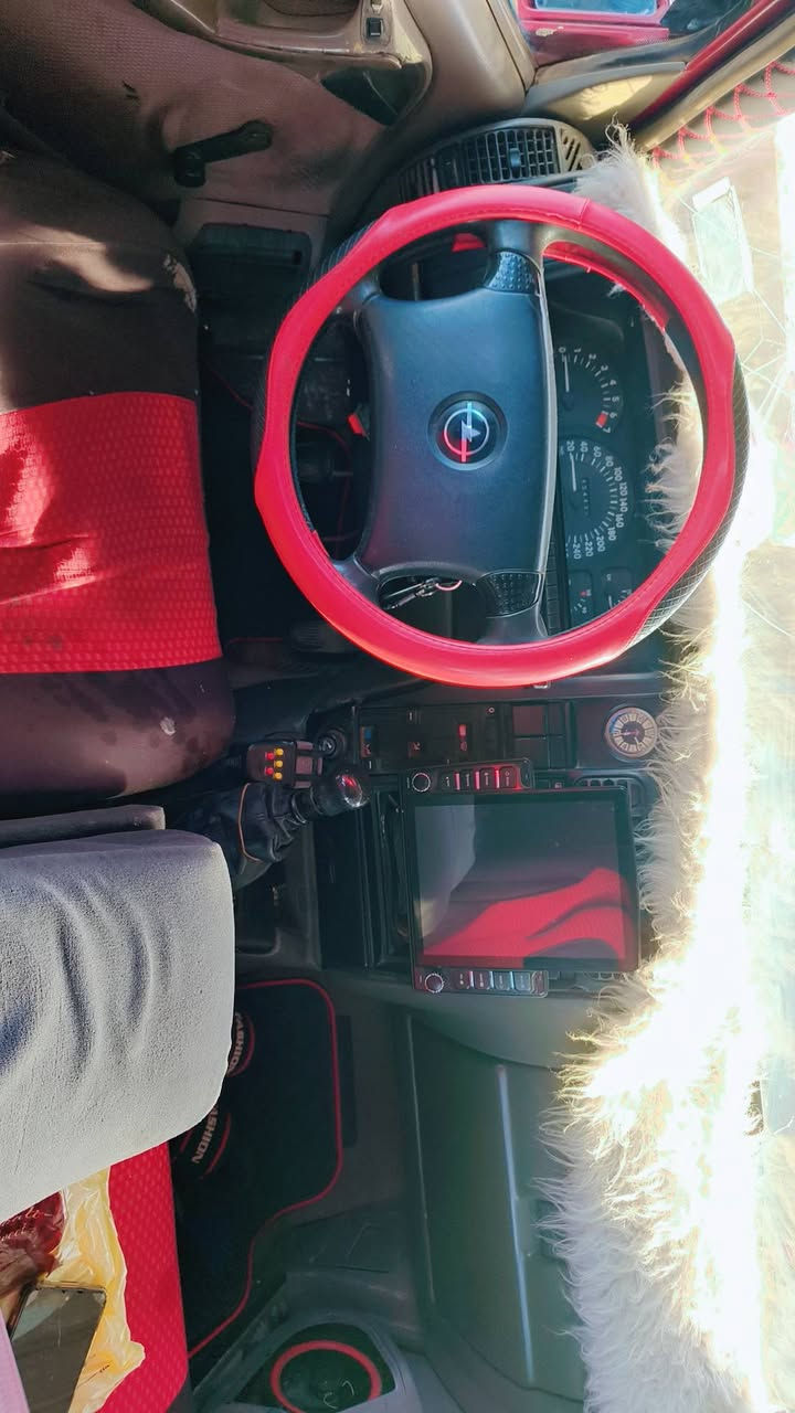 السلام عليكم للبيع اوبل اوميكا موديل 91 قادسيه سياره تخم تاير بطاريه جديده كير مكينه جديد مصبوخه جماليه  سياره نشطه غرفه جديده مكان الديوانيه السعر خاص للسفسار ***********
