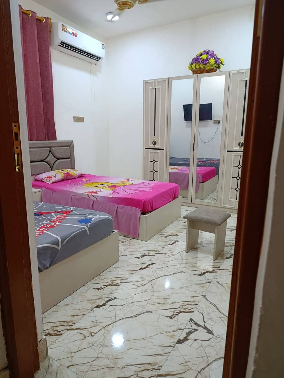 بيت للبيع 
قرب جسر نبي الله ابراهيم الخليل ١٠٠متر حديث  للاستفسار الاتصال على الرقم التالي ***********
