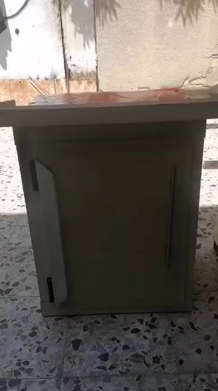 للبيع ميز مكتب نضيف،،  الشراي  يتصل ***********
