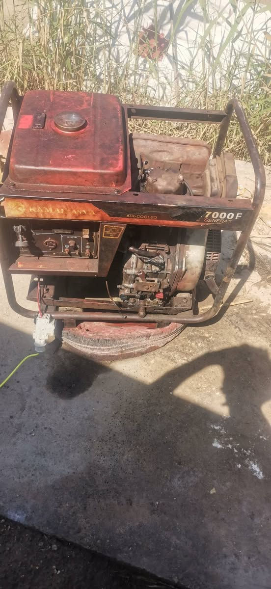 مولد كامه للبيع شغاله ناعمه سلف عوزها باتري مع كتر قايش كبير وكتر صغير جديد وكوسره كبيره ***********
