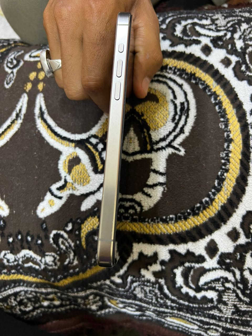 ايفون 15 برو ماكس جهاز مكفول من عده الضهر بي ضربه  بسيطه تفتربي 18محافظه اذا بي شي يرجع جهاز عله ايدي سعر 990الف تواصل عل واتساب او اعل خط ***********ممتواجد ع الفيس
