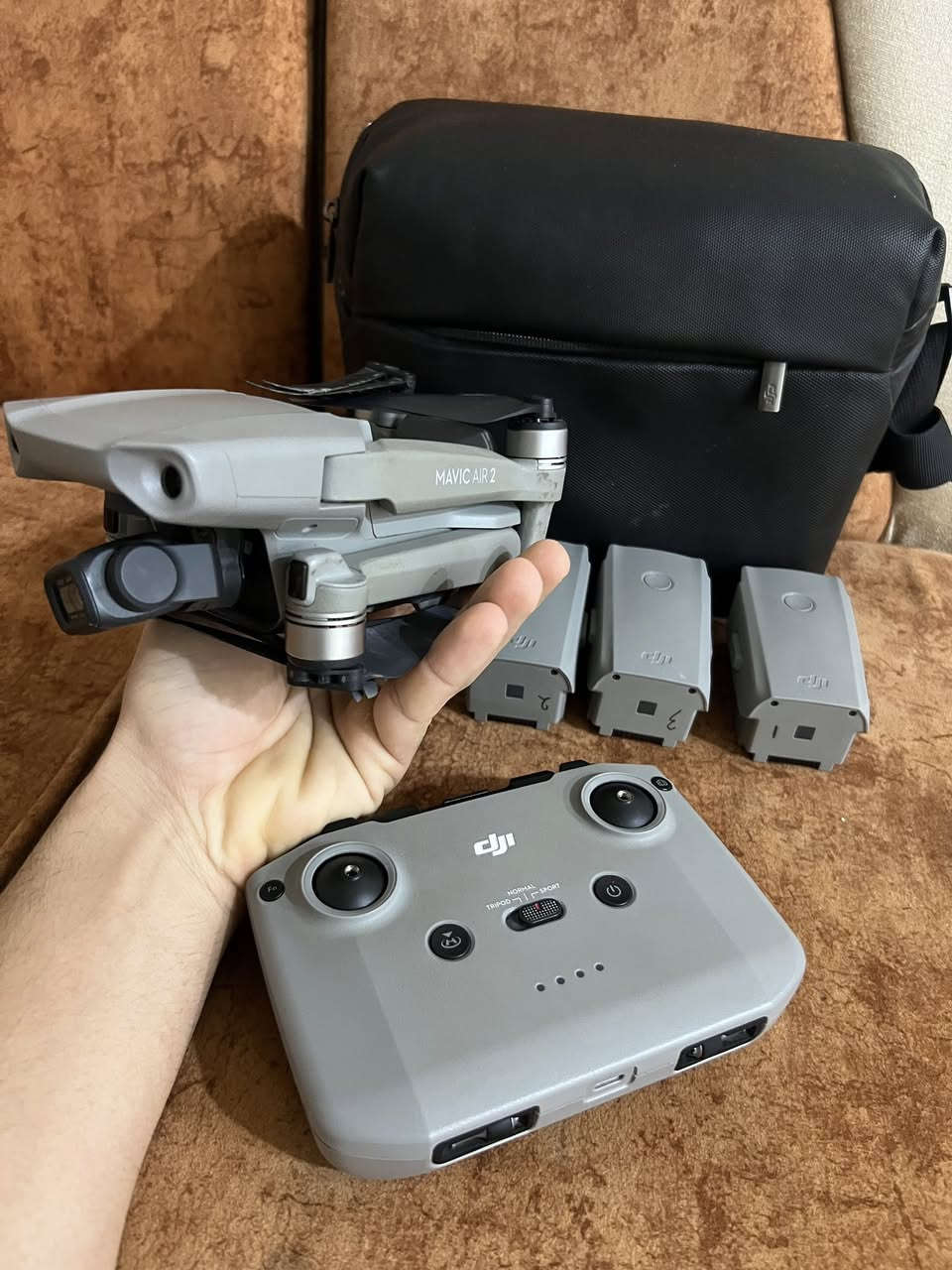 🛑 للبيع: درون DJI Mavic Air 2 (بكج كامل)
 النوع: DJI Mavic Air 2 (نسخة Fly More Combo الأصلية الموضحة في image_2.png).
 المواصفات: تصوير بدقة 4K (60fps) وصور بدقة 48 ميجابكسل، مع بطارية تطير حتى 34 دقيقة.
 الملحقات بالصندوق: الطائرة + الريموت + 3 بطاريات + قاعدة شحن ثلاثية + حقيبة الكتف + فلاتر كاميرا + مراوح إضافية.

ملاحظه : بيها كسر بل كنبل 
مكاني ناصريه توصيل ماكو


**إذا كنت صاحب هذا الإعلان وتريد حذفه لأي سبب، رجاءا أرسل رسالة إلى الدعم الفني**