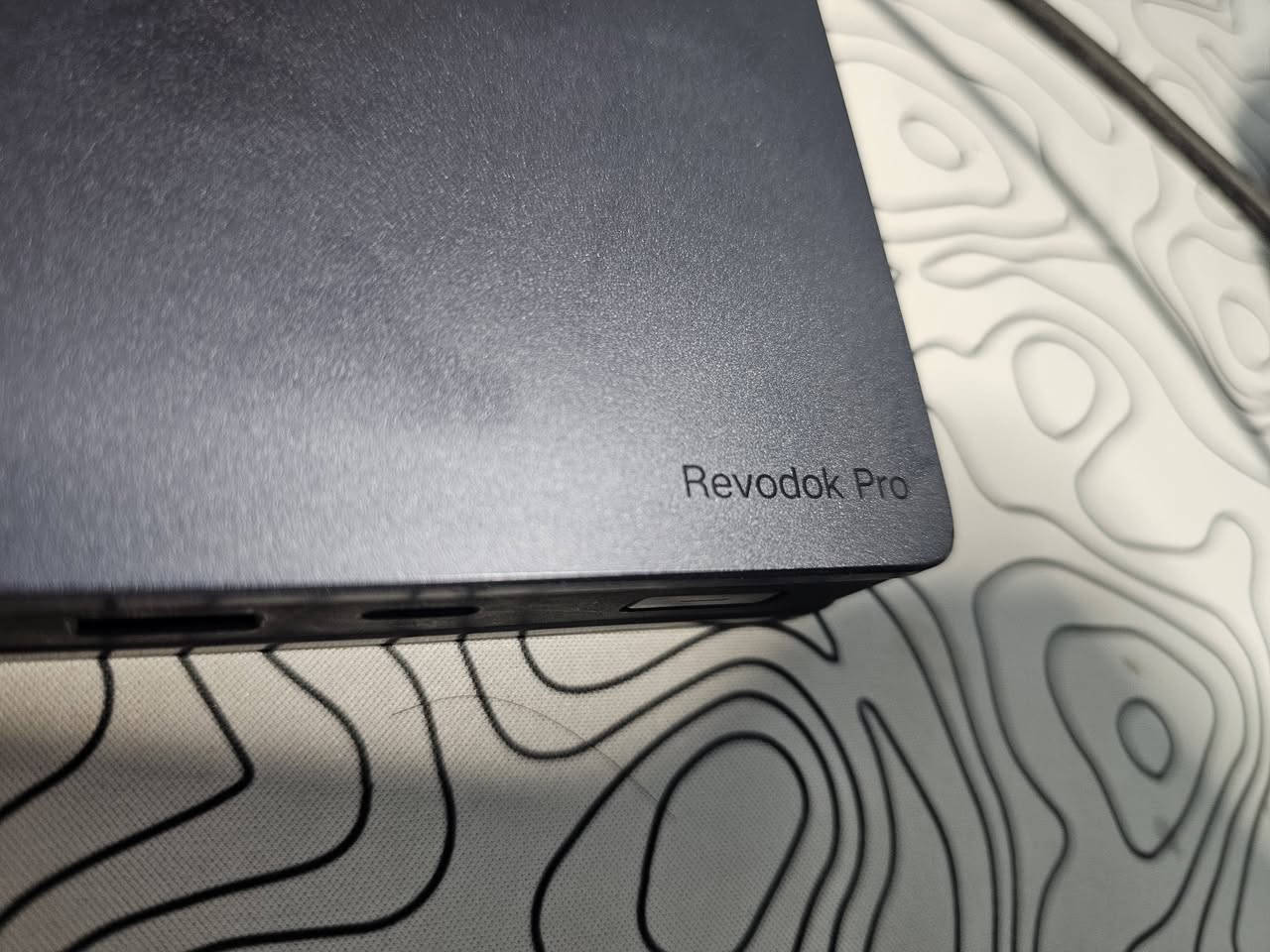 ⚡ للبيع: أدابتر / دوقينك ستيشن احترافي UGREEN Revodok Pro ⚡
للإخوة أصحاب اللابتوبات الحديثة (MacBook أو Windows) اللي يحتاجون يربطون أكثر من شاشة وينقلون بيانات بسرعة عالية، متوفر أدابتر UGREEN Revodok Pro الأصلي بحالة ممتازة جداً ونظيف جداً (مثل ما موضح بالصور).
​🔹 المواصفات والمنافذ المتاحة (كما يظهر في الصور 
• ​منافذ الشاشات: يحتوي على منفذين HDMI لدعم تشغيل شاشات خارجية بدقة عالية.
•  ​منافذ البيانات:
◦ ​منفذ USB-C فائق السرعة (10Gbps).
◦ ​منفذين USB-A بسرعة (10Gbps) لنقل البيانات بسرعة جنونية.
◦ ​منفذ USB-A إضافي بسرعة (5Gbps).
• ​منفذ الشبكة: يحتوي على منفذ Ethernet (Gigabit) لاتصال إنترنت كابل سريع ومستقر جداً للألعاب أو الداونلود.
• ​قارئ ذاكرة: منافذ مدمجة لقراءة ذواكر SD و Micro SD (ممتاز جداً للمصممين والمصورين).
• ​منفذ طاقة: يدعم تقنية الشحن السريع لتغذية اللابتوب أثناء الاستخدام.
• ​التصميم: هيكل معدني متين من الألمنيوم للمساعدة على التبريد وتبديد الحرارة بكفاءة عالية (كما يظهر في التصميم الجانبي بالصور
​🔹 الحالة:
​مستعمل نظيف جداً وبحكم الجديد، شغال 100% وبدون أي مشاكل.
​🟢 السعر: [ 55] الف 
📍 الموقع: [ بغداد / الدوره]
تتوفر إمكانية التوصيل / 
رقم تواصل ***********
