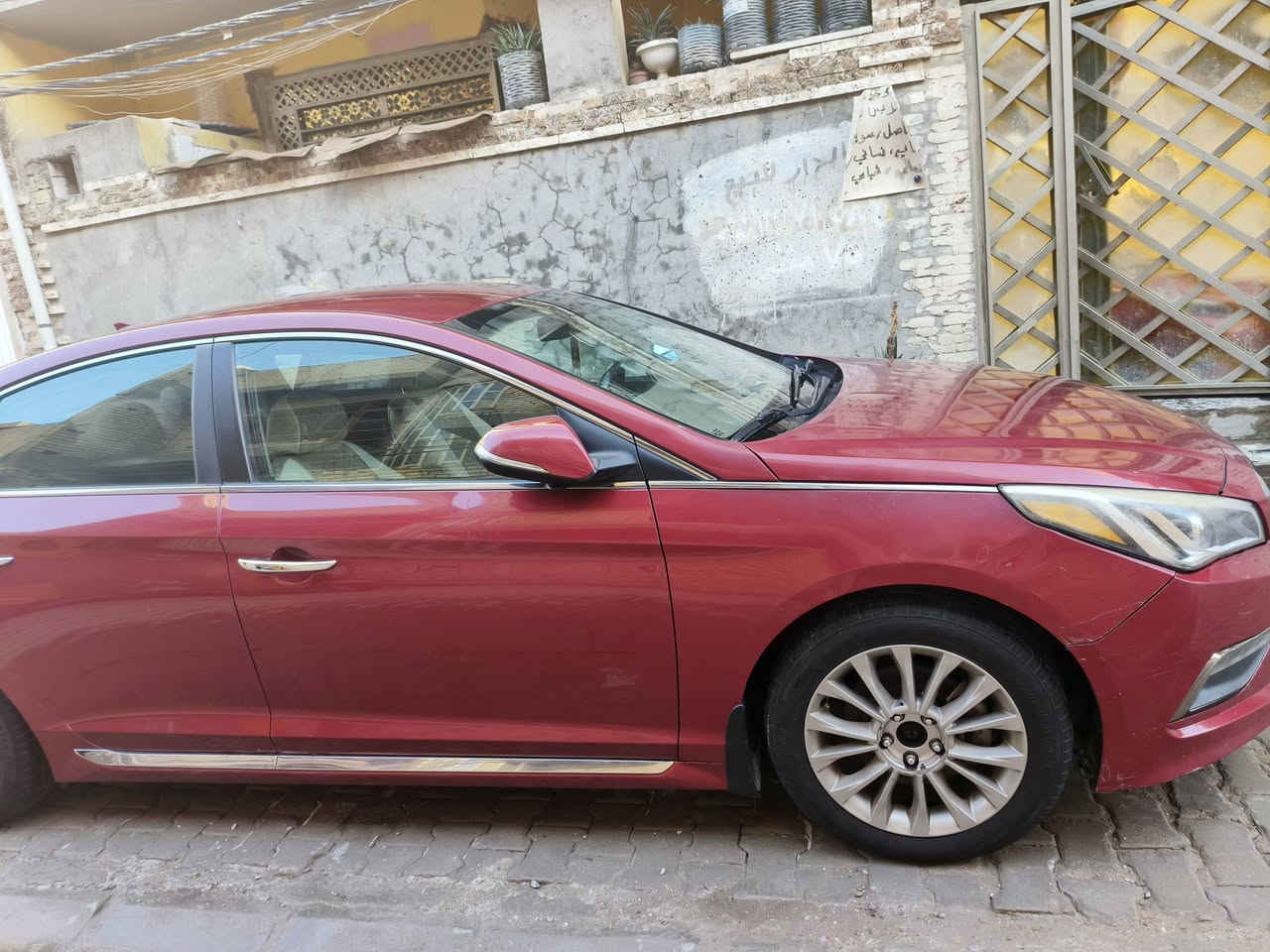 السلام عليكم
سوناتا 2015 سياره لمتد 
فول مواصفات ماعده الفتحه
محرك 2400 كير ومحرك كفاله
سياره امريكي 
ضربته جاملغ وبنيد بدون تبديل
مواصفات 
تدفئه وتبريد كشنات 
كامره خلفيه 
رادار
داخل جلد
بصمه
6 ايرباگات
شاشه
مصابيح اماميه لد
كشنات كهربائيه
قطعتين تبريد
سياره بيه تخم تاير جديد وباتري جديد 
رقمه بغداد 
ملاحظه سنويته ساقطه من 2020 
اذا طلعت عليه غرامات عليه 
سعره 125 وبيه مجال 
للاستفسار ***********
***********
مكان بغداد الشعله
