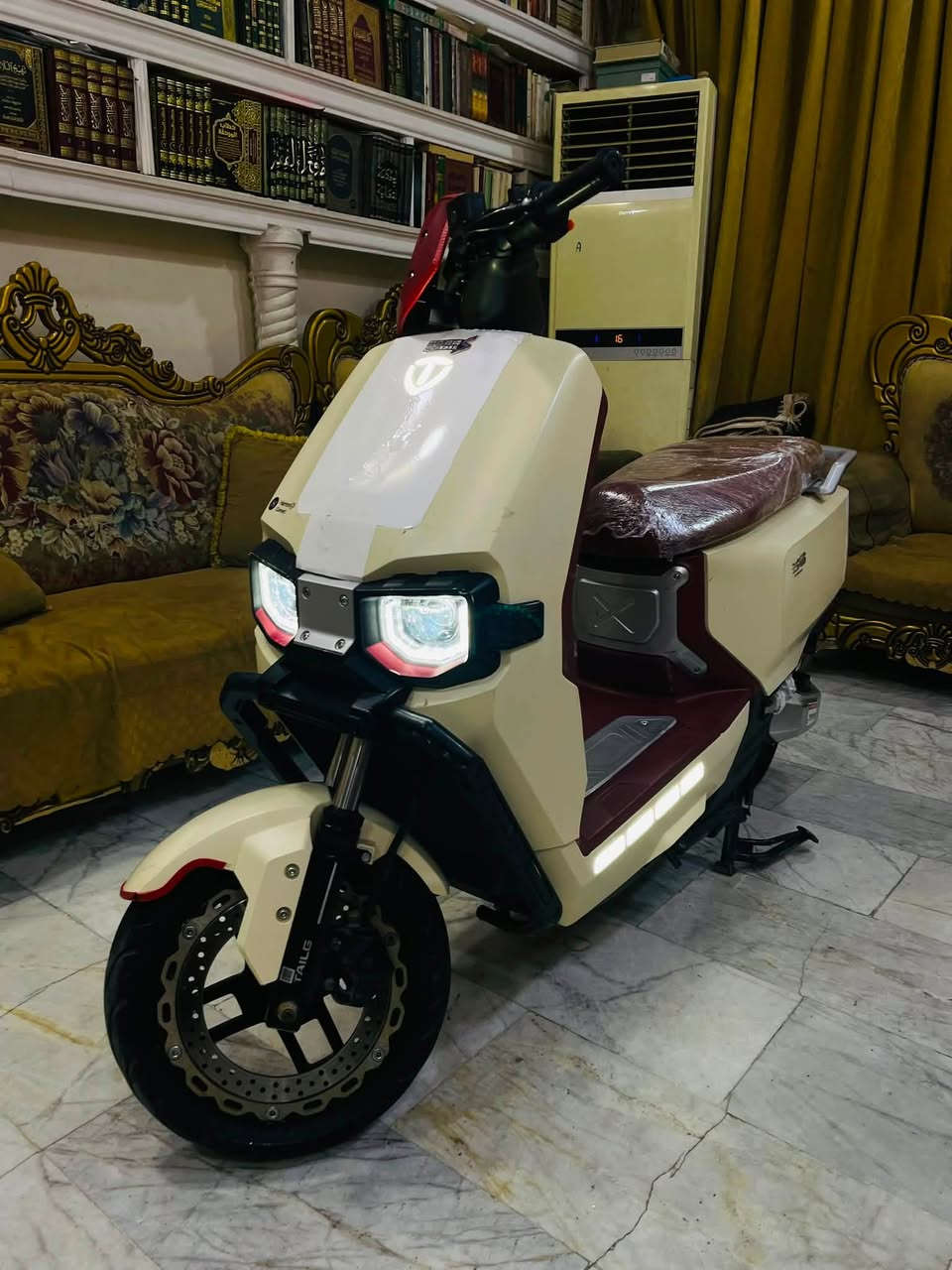 سلام عليكم 
دراجه وحش الكون للبيع
6 بطاريات 38 امبير 
ملف 2000W
نضام بارك P
بريك ABS امامي خلفي 
بصمه سويج 
اطفاء وتشغل مـہטּ التلفون 
السعر 725 وبيها مجال
المكان بغداد الجديده 
للاستفسار  ***********
