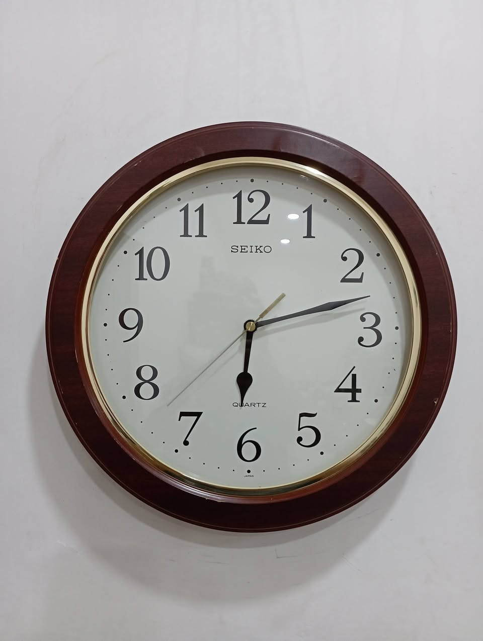 ساعة جدارية سايكو ياباني اصلي..... انتاج قديم... اطار خشب....  تعمل بشكل ممتاز.... القطر 30سم السعر 25الف مع توصيل للاستفسار ***********
