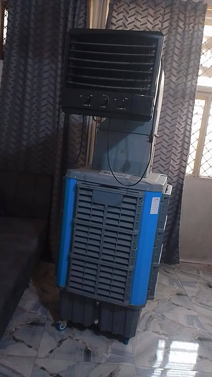 كونفيرا..  العالمية الباب الاول حجم 60
بالجيس جديدة
تحكم 3 سرع
تحكم اتجاهات
واتربم انفيرتر .تسحب امبير واحد
السعر قفل 🔒 250
حي اور 
***********
