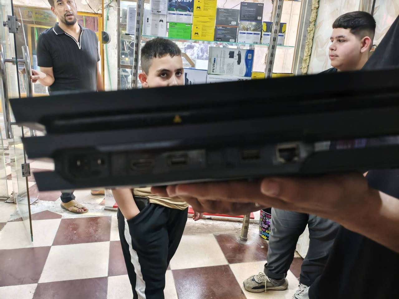 بلي فور برو مهكر واحد تيرا مع 16 لعبة جهاز لوك ستيكر ما مفتوح ولا داخل تصليح تجي تفحص بنفسك أو تأخذه لاحد بكيفك السعر بالخاص 
تواصل بالخاص أو الرقم ***********
