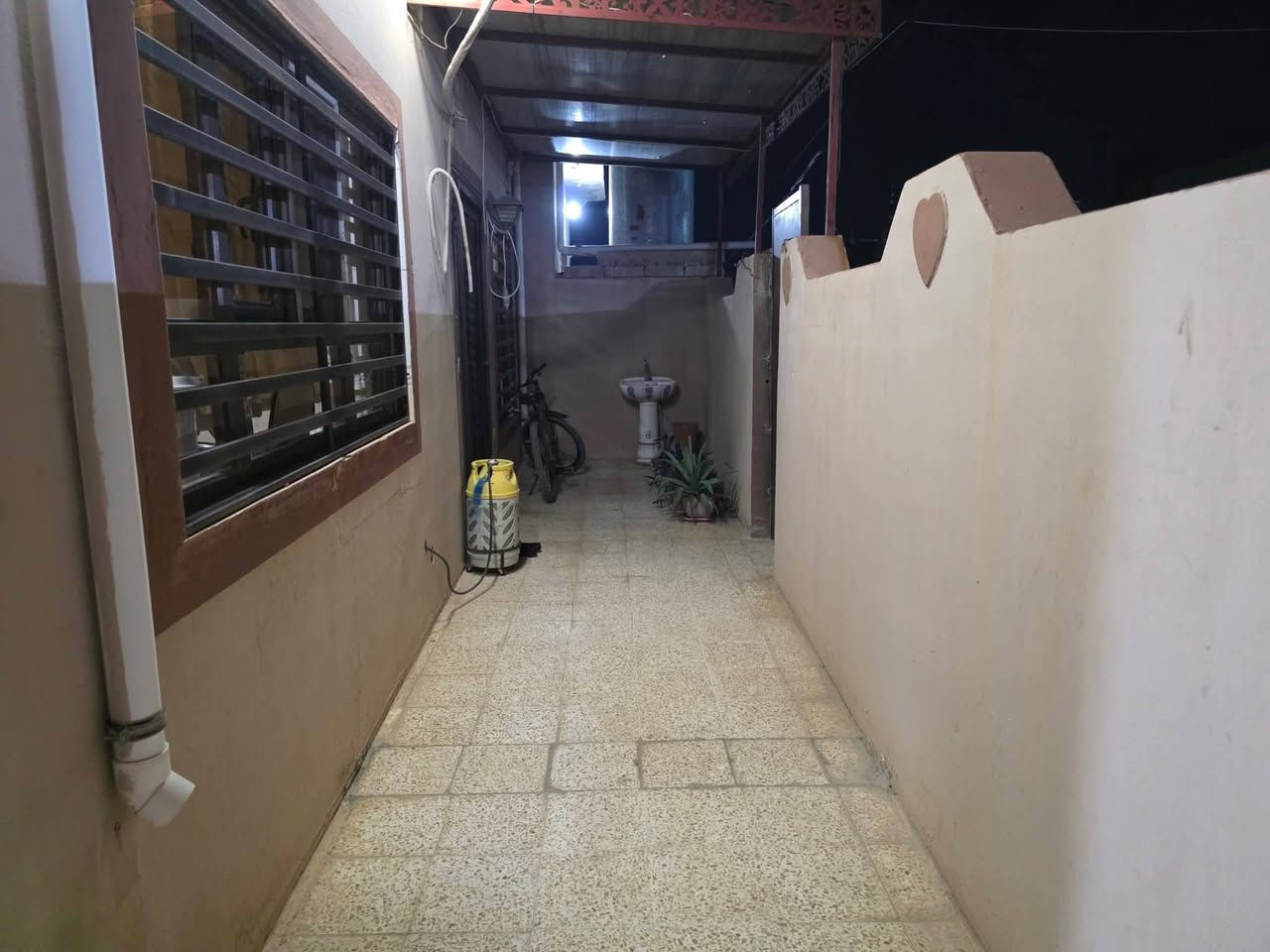 دار زراعي للبيع 150 متر مربع ركن
البيت يحتوي على 
غرفتين نوم 
واستقبال
ومطبخ 
وبيتونة 
البيت كامل سيراميك ما عده الحوش كاشي 
فول سقف ثانوي 
الصحيات ( الحمام داخلي // ولتواليت خارجي )

موقع البيت قرب مجمع كوباني 
سعر البيت 70 وبي مجال 

رقم التلفون/ ***********
