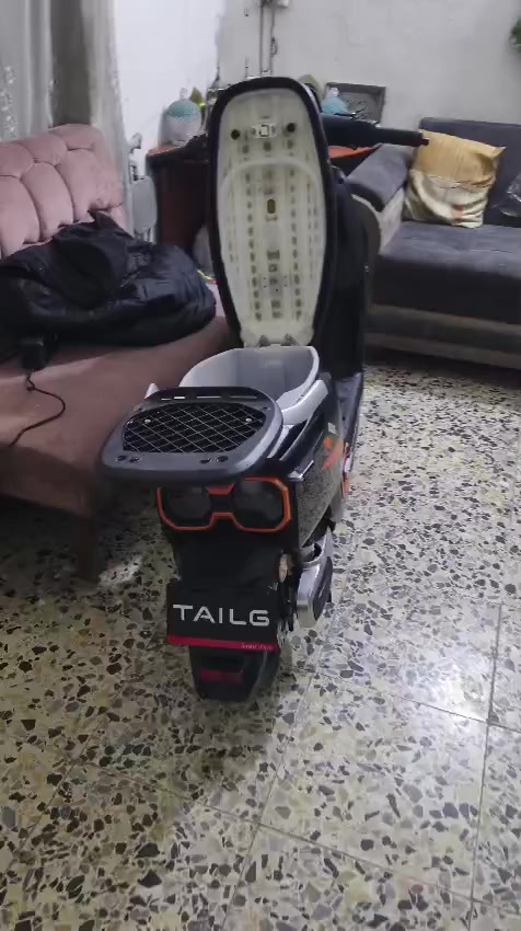 لا اكلك ولا دكلي خيرر من الله هاي الدراجه 
سعرها 850 وبيها مجال حك الجية 
اروح بيها من البيت للشغل من الشغل للبيت *
عملية جدا.  بطاريات اصليه بلاديه جديده 
توصلك 75 كيلو 
شحن البطاريه 8 ساعات تفول الدراجه 
تضل بيها يومين ثلاث ايام بدون شحن 
نضام ARS
نضام الـ R رجعوع للخلف
نضام السرقه، 
دبل اشاره 
اشاير يمين ويسار 
لايتات عالي ناصي زينون اصلي يعمي عمي 
نقصها الوحيد الوحيد تبديل تاير خلفي لان شوية تعبان فقط 
📍📍📍📍📍📍📍📍📍📍📍📍📍📍📍📍📍
غراضها كامله مكلمة جنطة مرايات جانبيه 
2 بصمات تشغيل عن بعد 
2 سويجات 
2 كارتات تشغيل للطوارئ
اللون اسود طافي 
صندوق كبير داخلي 
مكاتبه الشراء من المعرض موجوده ومصدقه 
سرعة 90!!!!!  حقيقي 75 
سيباية بلادي اصلي 
ملف جديد ونضيف وناشف اصلي بلاد ابن امه: 
تجي تشوفها متكدر ترجع بدونها هلكد ما دراجة خير من الله مكان بغداد رقمي للتواصل واتساب مموجود فيس وشكرا. 
*********** واتساب
