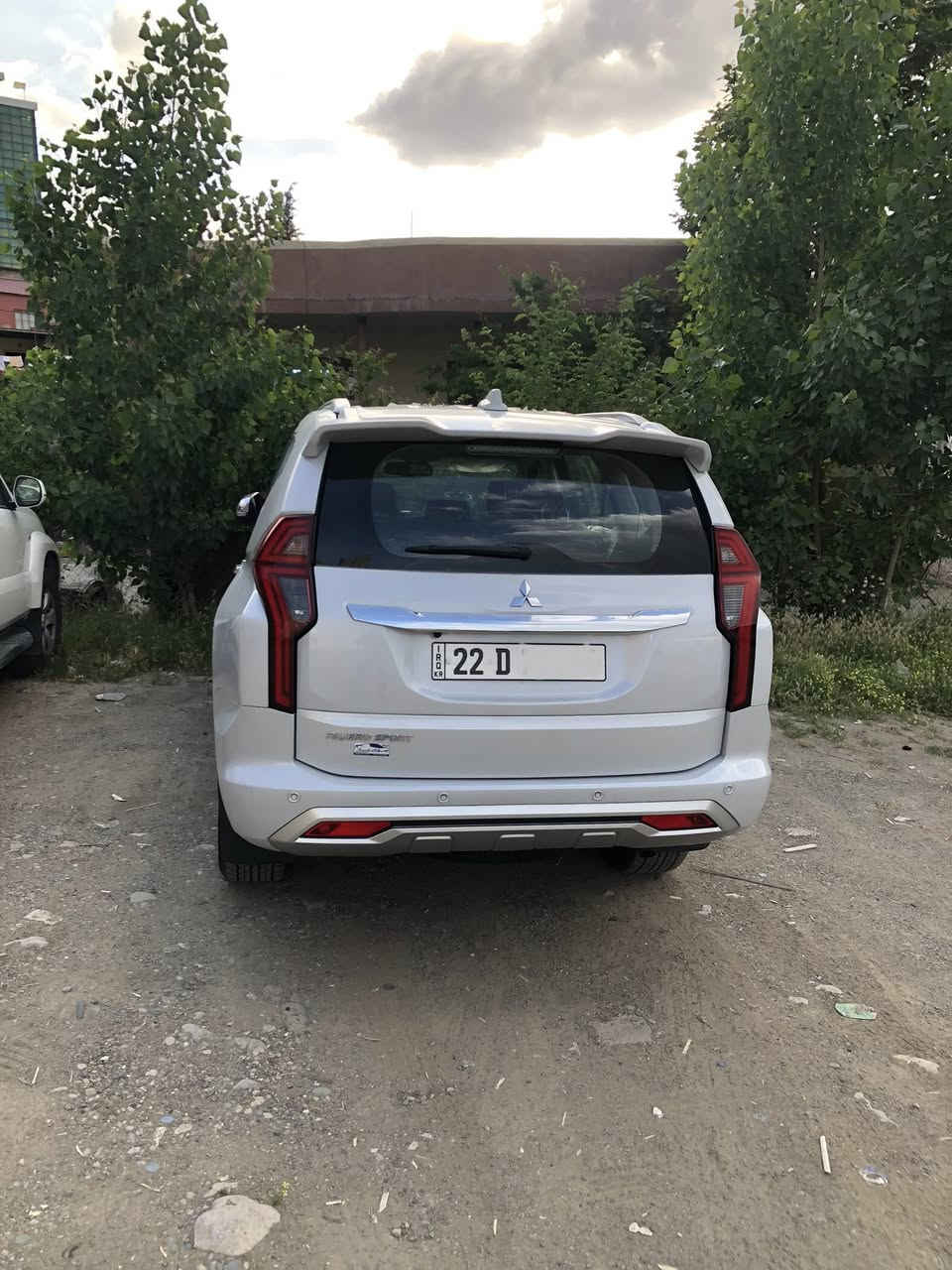 � للبيع  Mitsubishi Montero بحالة نظيفة جداً ومواصفات كاملة 🚗 موديل 2020
ماشية 11,750 km رقم اربيل 
✨ بحالة ممتازة ومعتنى بها بشكل جيد وصيانة دورية 

ملاحضة :السيارة مكفولة عدا بارد في سقف القمارة رصعة بسبب حجر 🧱 

السيارة للبيع وليس للمراوس

📌 المواصفات الكاملة:

* دفع رباعي 4x4 (2H / 4H / 4L)
* مكينة قوية بحالة ممتازة
* قير أوتوماتيك ناعم
* مكيف هواء ثلاثي الصفوف (أمامي + وسط + خلفي) تبريد قوي جداً
* فتحة سقف
* حساسات خلفية
* كاميرا خلفية
* نظام ABS
* مانع انزلاق (Traction Control)
* وسائد هوائية
* مثبت سرعة (Cruise Control)
* نظام Auto Hold
* نظام نزول المنحدرات (Hill Descent Control)
* إنارة عند الاستدارة (Cornering Lights)
* شاشة داخلية ونظام صوت جيد
* تحكم بالمقود (ستيرنغ كنترول)
* جنوط ويل كب
* كفرات بحالة جيدة
* إضاءة أمامية قوية
* داخلية نظيفة جداً ومريحة
* 7 مقاعد (ثلاث صفوف)
*كرسي 💺 السائق كهربائي ⚡️ 

⸻

📍 الموقع: ديالى

📞 للاستفسار: ***********
