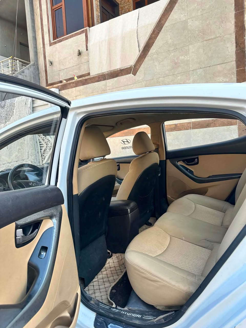 هۆیندا ئە لنترا ٢٠١٢ دووپارچە ی نیو بۆیاخە
بی ژووری مە کینە بچووک نیو ماصفات ره قه م سه نه وى هه مووى نويه
ره قه م مۆبایل :
*********** أربيل, العراق

