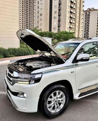 لاندكروزر VXR • ٢٠١٨ • ٩٣٠٠٠ كم