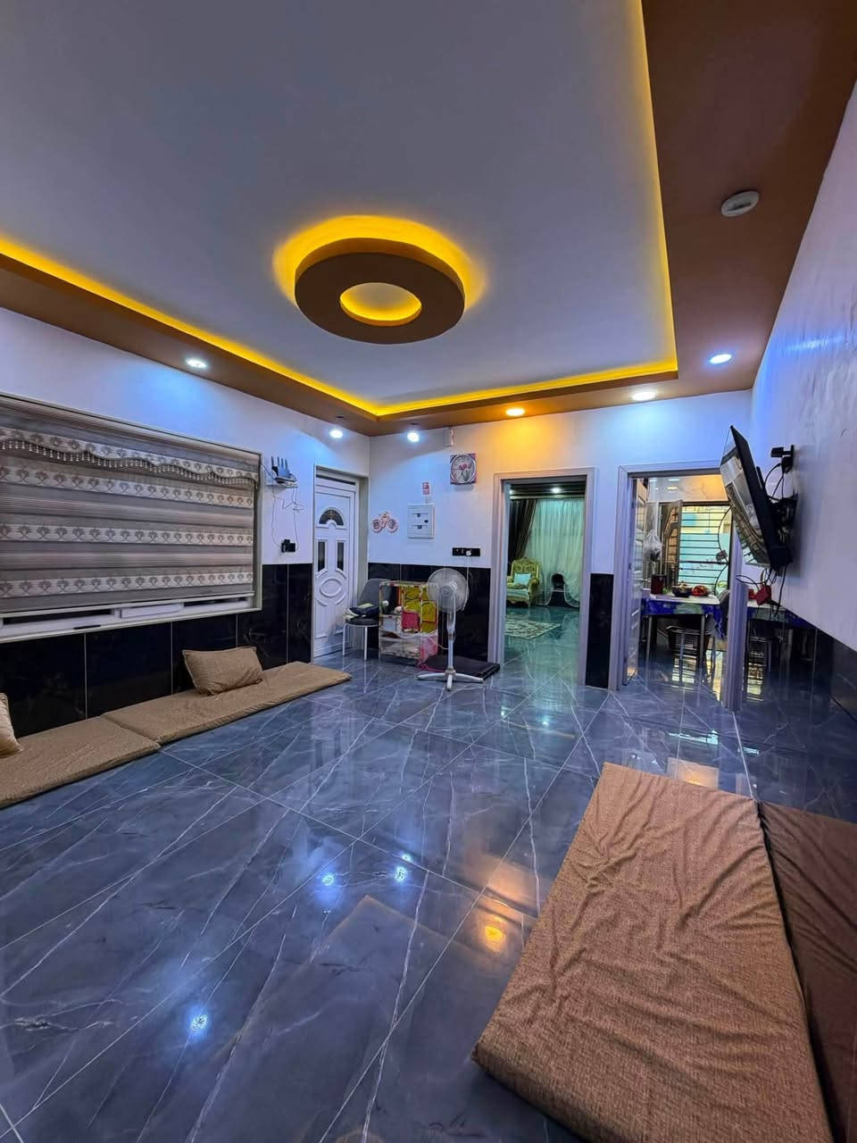 🏡 للبيع – دار مميز في حي البكر
(للمعرفه السعر اكتب تم في التعاليق)‼️‼️
📍 الموقع: حي البكر
📐 المساحة: 250 متر
📏 الواجهة: 10 متر
🛣️ شارع 20 متر مع رصيف 5 أمتار
📄 السند: طابو زهور – شرط تحويل

✨ الدار مكوّن من طابقين وبناء مرتب وجاهز للسكن:

🔹 الطابق الأرضي:
* كراج
* هول
* استقبال
* مطبخ
* صحيات
* غرفتين نوم

🔹 الطابق الثاني:
* 4 غرف نوم
* هول
* صحيات
* بيتونة
* سطح
🏠 دار مرتب بموقع مميز، مناسب للسكن العائلي.
📞 للاستفسار: *********** | ***********
