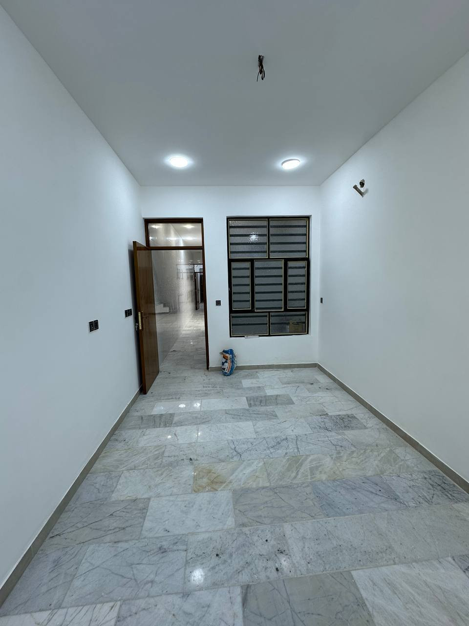 مشتمل للبيع  
مساحة المشتمل77م
واجهة 3.35م
نزال23م
استقبال  وحولي مطبخ وخدمات  نوم واحدة في الطابق الأول 
......
2نوم وخدمات في الطابق الثاني 
........
موقع المشتمل الشعب حي التجار  قرب جامعه الامام الكاظم 
......
اتصال واتساب موجود 
*********** علاء 
*********** ابو ضياء
