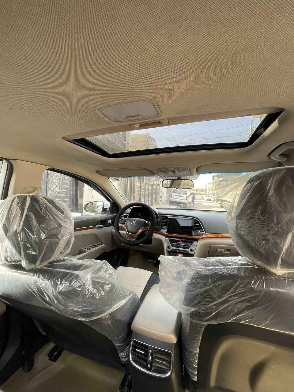 سلام عليكم اللنترا للبيع سوبر 2018
مواصفاته
فتحه 
قطعتين تبريد
لاين زنون
ارضيه جلد
مري شفط
ماشيه 98الف 
خليجي مكفوله كفاله عامه قطره صبغ مابيه  
سياره مال جناي 
***********
***********
